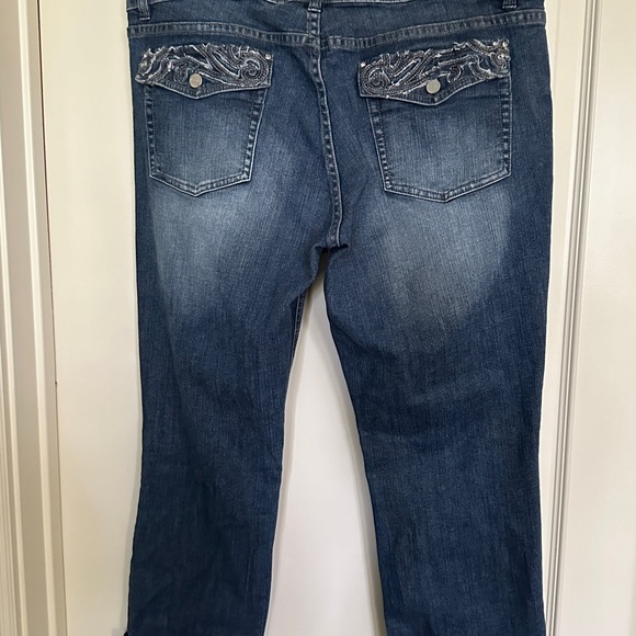 White House Black Market capri Jeans NWOT with bling back pockets - Picture 3 of 7